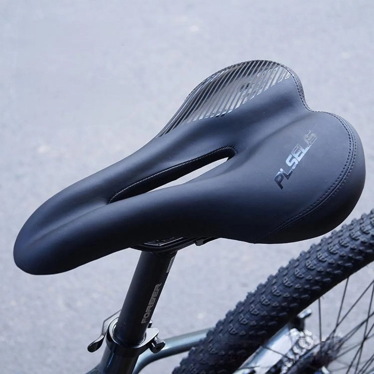 Hot Selling Full Carbon Lightweight Hollow Breathable Mountain Bike Saddle